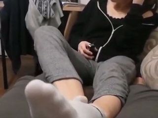 Жена дает подруге муженька дрочку ногами на диване