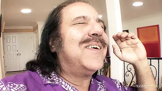 Ron jeremy bekommt seinen schwanz von einer brünette, bevor er sie fickt