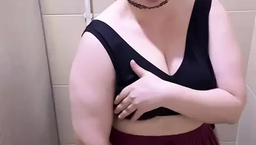 Masturbieren in einer öffentlichen toilette in einem nachtclub