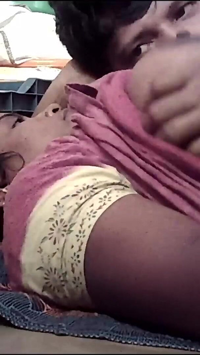 Detik emosi dari "isteri India bertetek besar menghisap dan bercium"