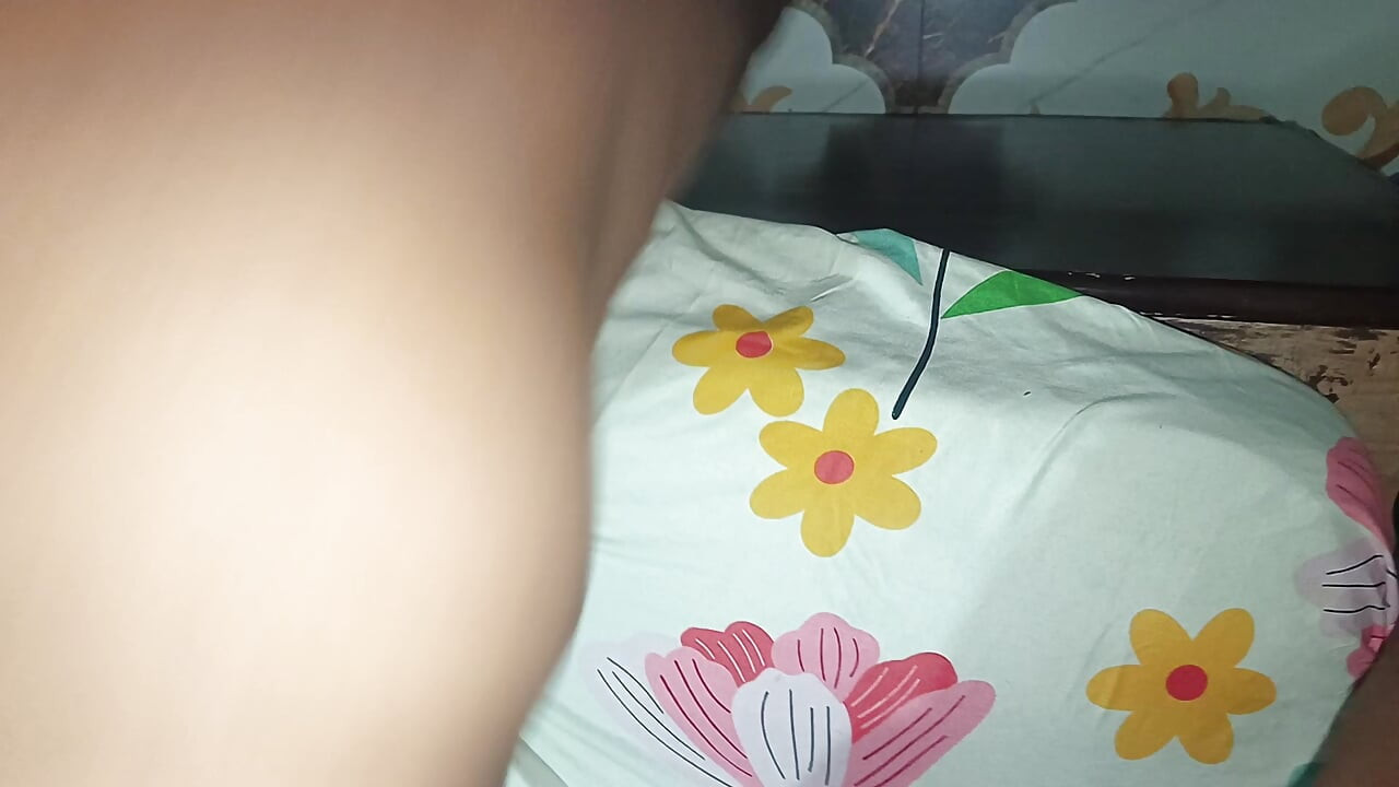 Pati gya tha bahar iska faida utha kai bhabhi ne apne boyfriend ko bula ke chudai ki