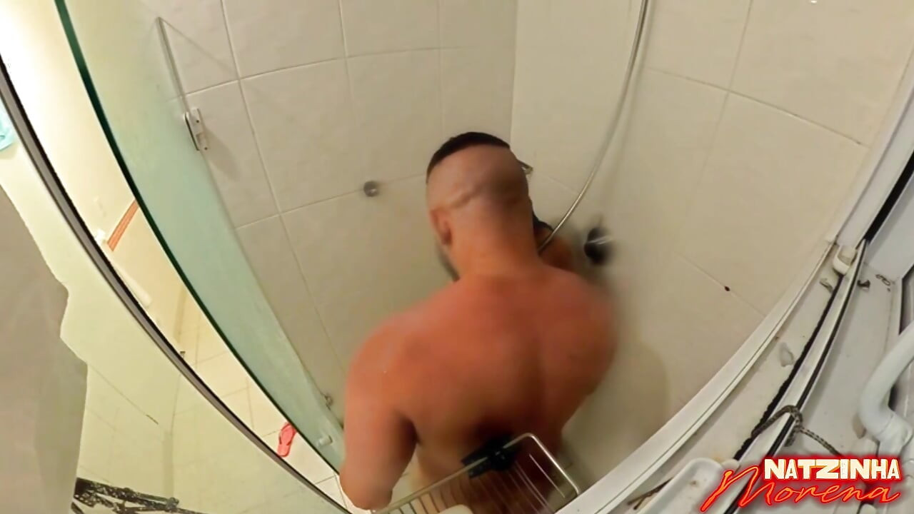 Caio på nettet tager et bad! Busty brunette rider hårdt på en tyk pik