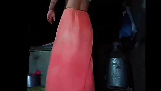 Karantinada at kuyruklu 18 yaşındaki Asyalı kadından ev yapımı mastürbasyon