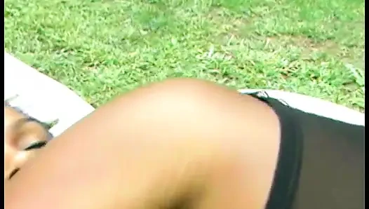 Memek becek cewek jalang cokelat ini dijilat dan di-fingering sama pacarnya