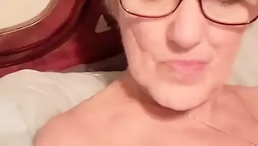 Wet and mature blonde waiting fot you