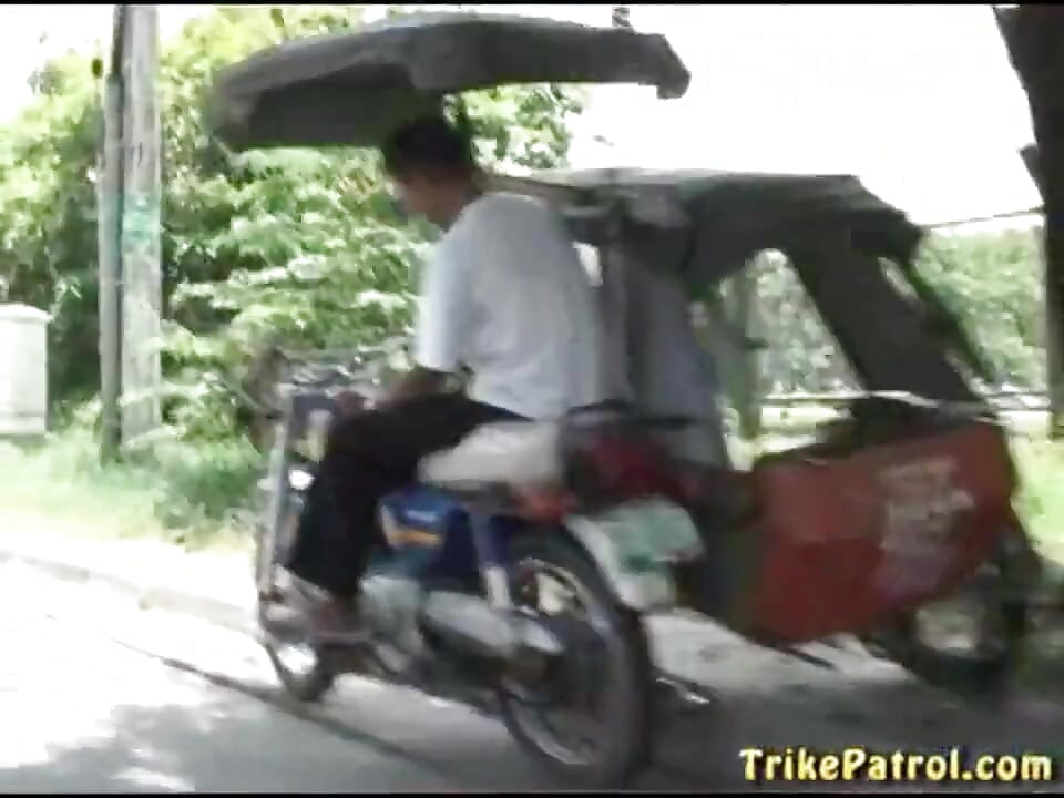 ছোট স্তনের পিনয় শহরের বাইরে চোদাচুদি করে