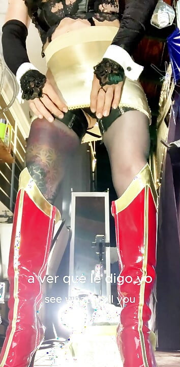 Fofa Femboy estica a bunda para levar enorme consolo!