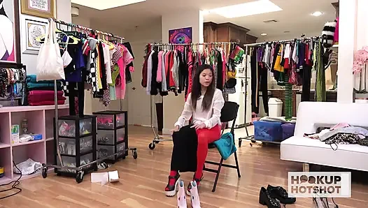 За кулисами - изголоданная по члену брюнетка Vina Sky подсела на грубый секс!