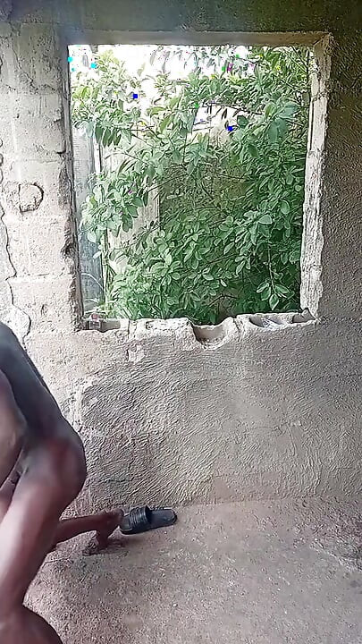 Vrlo tamnoputi čovjek Grubi muškarac jebe mršavu guzicu u nedovršenoj zgradi