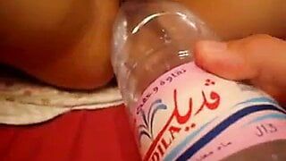 Árabe chica folla una botella