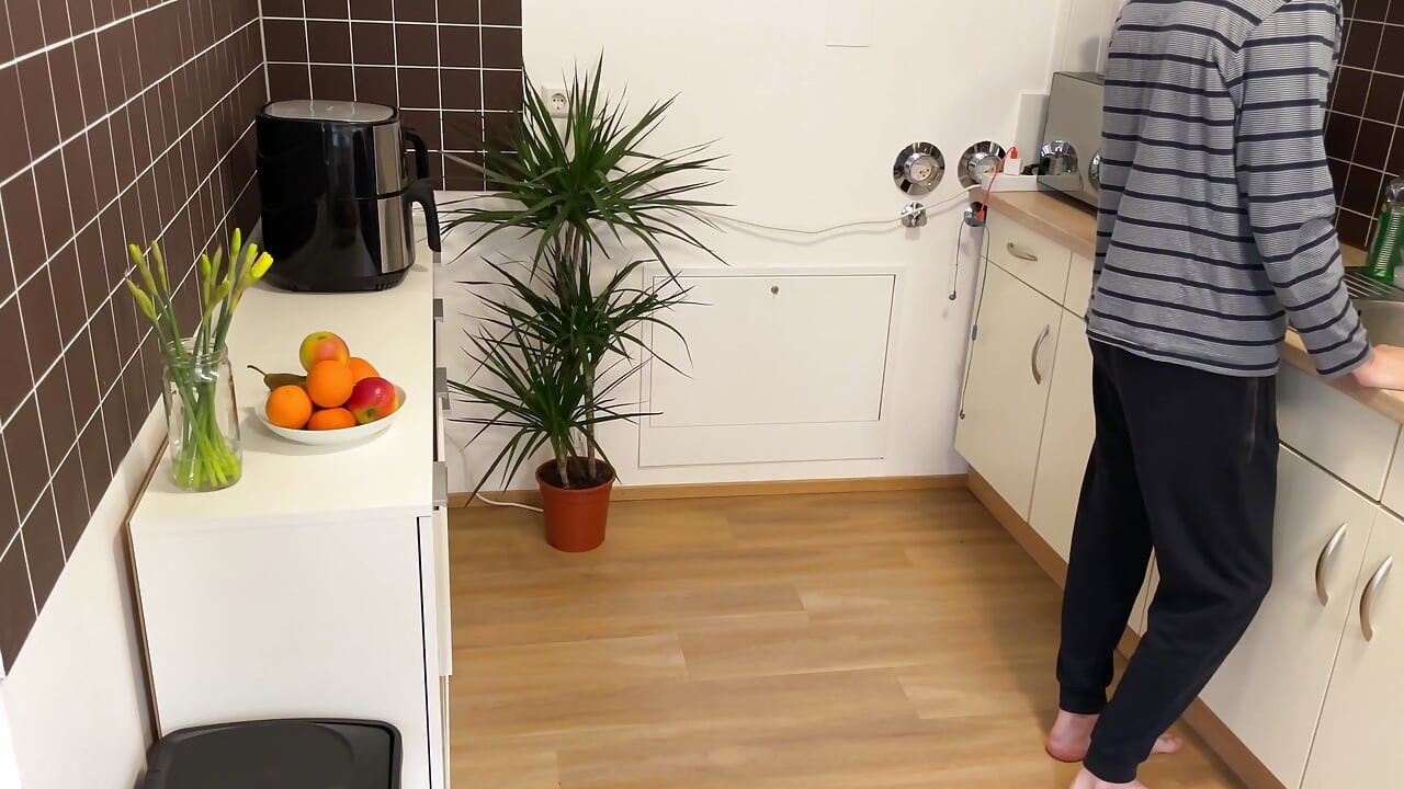 Mama mea vitregă curvă adoră surprizele și sperma mea fierbinte