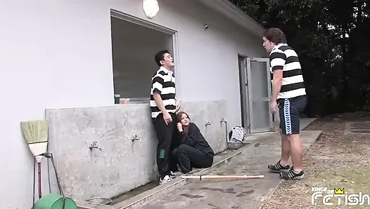 Japon üniversiteli kız azgın öğretmen ve futbol takımı tarafından açık havada amını tatmin ediyor