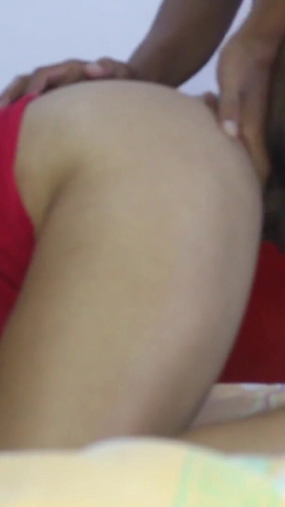 Sekreter patronuyla uğraşıyor, prezervatifsiz onu teslim ediyor. | Klip 1