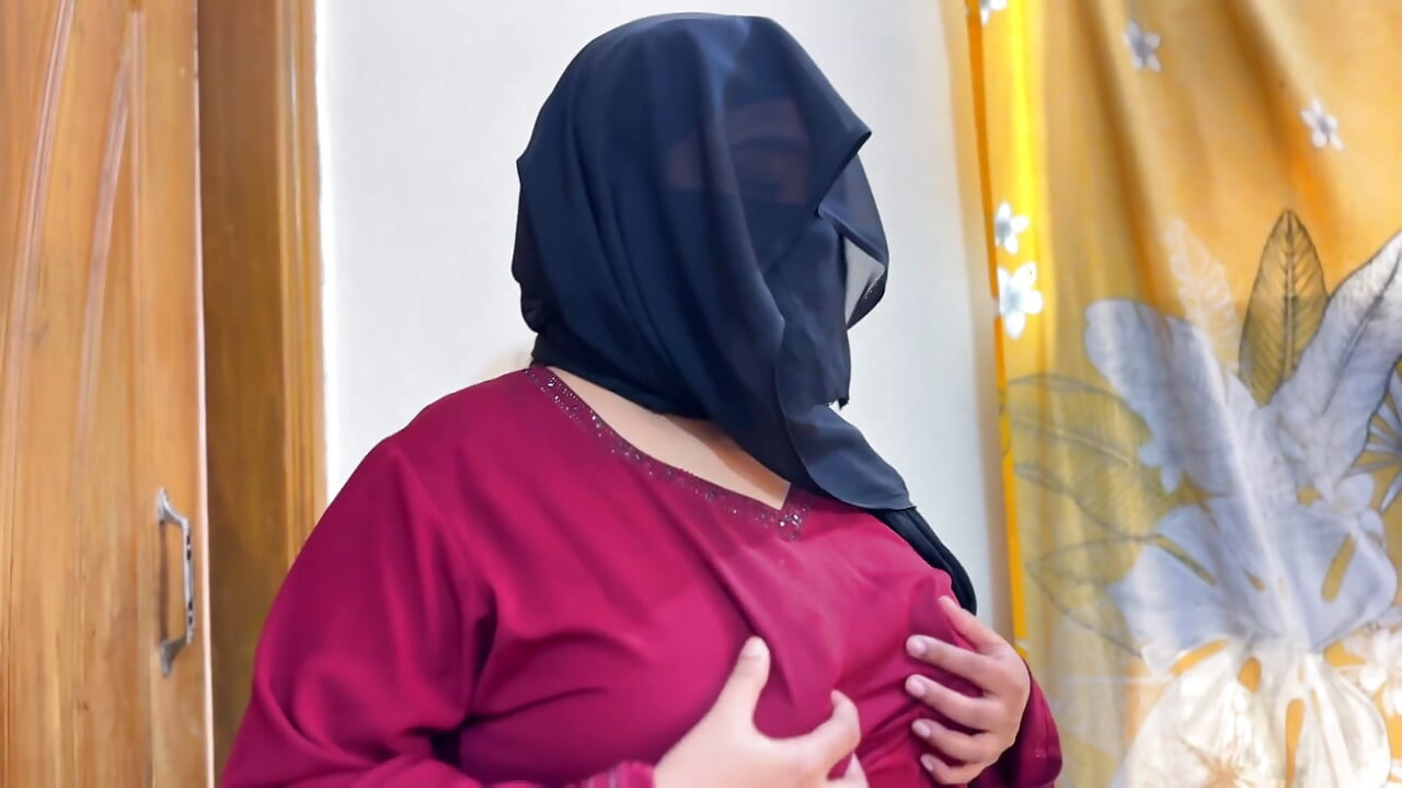 Piękna gorąca macocha otwórz jej burkę i pokaż jej ogromny tyłek w Arabii Saudyjskiej - hidżab i nikab podłączenie