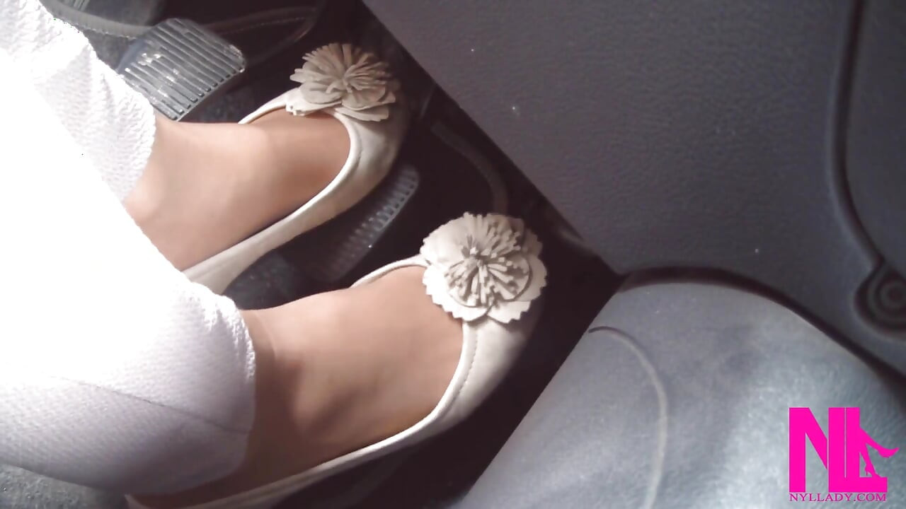 Bløde omdrejninger og delikat pedalpumpning i beige flade sko på slangfødder