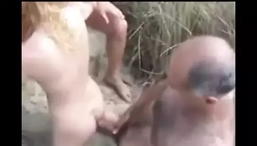 Публичный секс на пляже в любительском видео