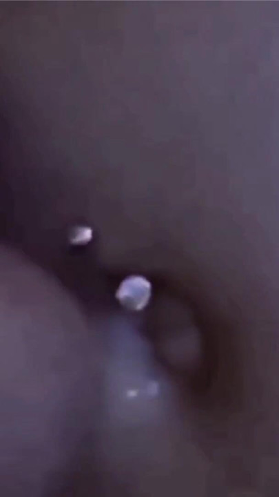 男の子が舐めるお腹ピアス パート1 |クリップ1