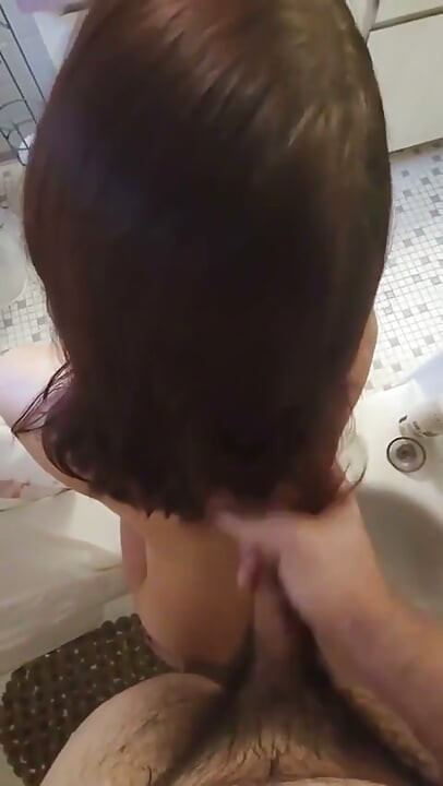 Vers sperma voor haar haar vóór het douchen