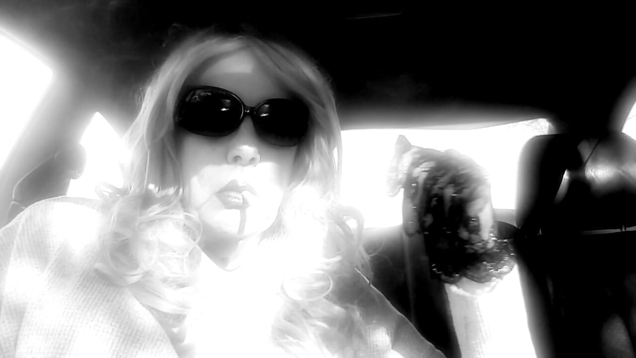 SRA. ROMAN FUMANDO MARLBORO 100'S EN SU COCHE