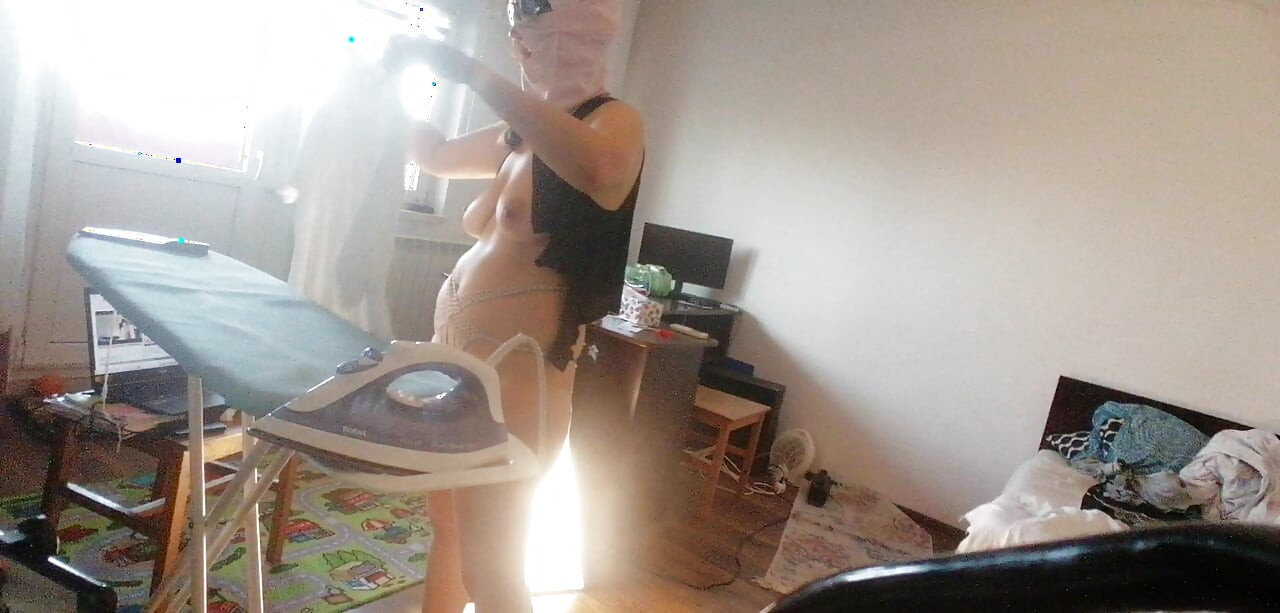 Sexy wife doing chores in the house naked. Cum on wife's big ass. Hot foreplay with a couple, oil massage on the body.