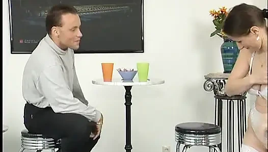 Tante seksi ini lagi asik nyepong dildo ukuran XL sebelum dientot habis-habisan