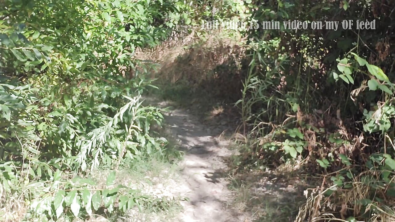 Seksi sarışın açık havada amını yalıyor ve dölle kaplanıyor