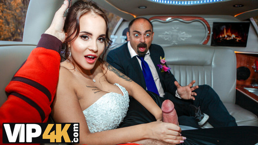 Vip4k. Un passant au hasard marque une mariée luxueuse dans la limousine de mariage