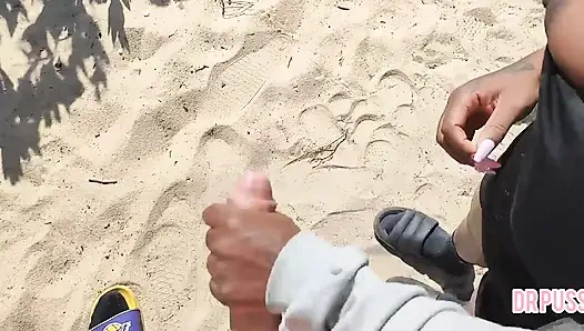 Беременная женщина оставлена ее мужем и мастурбирует незнакомца на пляже без его ведома, пока она не получит все Mi