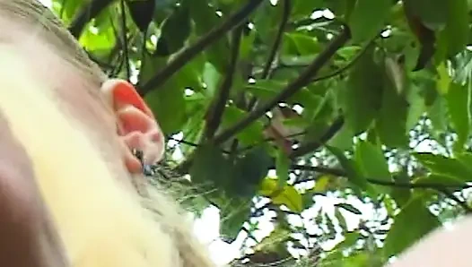 Lesbische Abenteuer im Garten