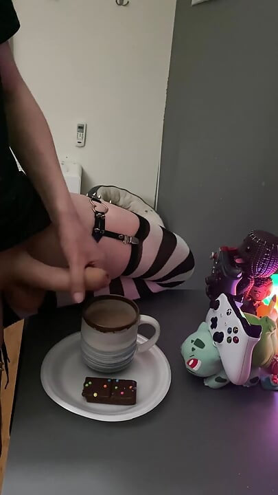 Femboy 在咖啡裡射精，然後全部喝光