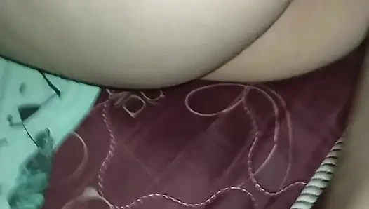 Onu yanında sikiyor ve amının üstüne boşalıyor