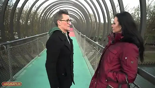 Oldukça komik olmayan Alman dövmeli sürtük komik amcığımız tarafından sikiliyor