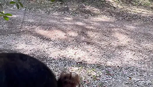 Fransız orta yaşlı seksi kadın açık havada oral seks yapıyor ve ağzına boşaltıyor