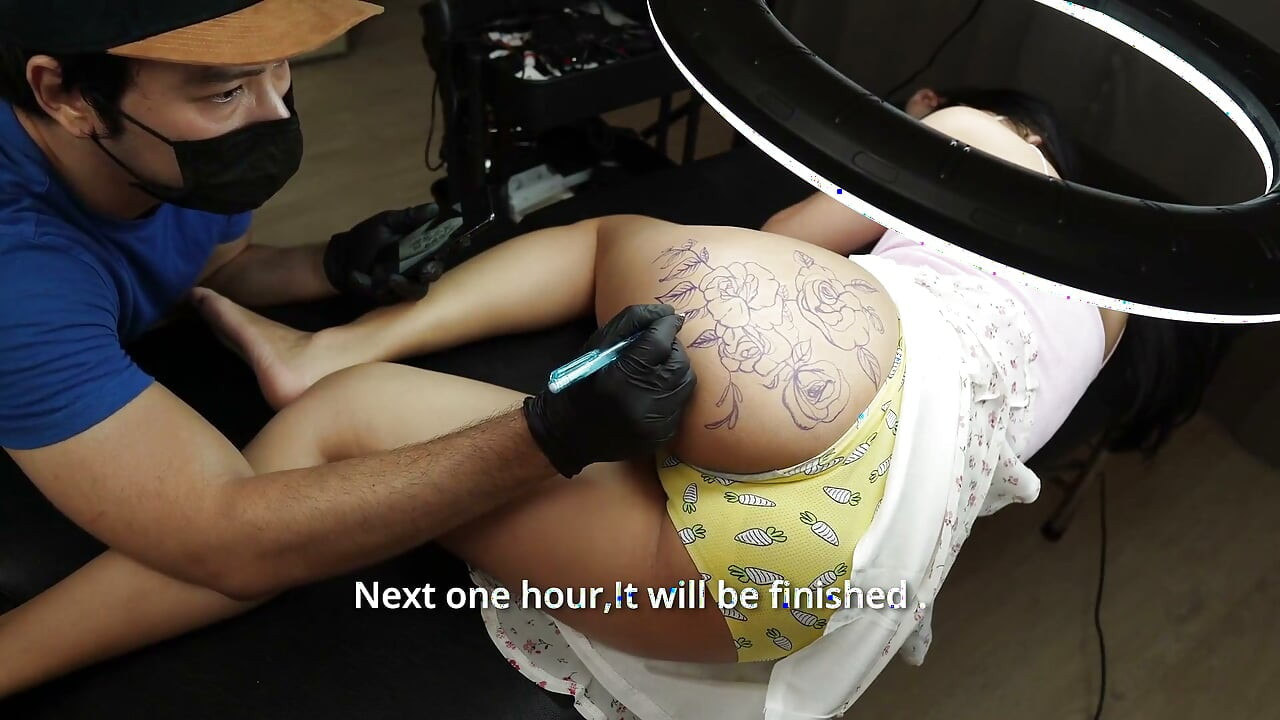 Tattoo Artist Fucked His Client Girl Before the Session