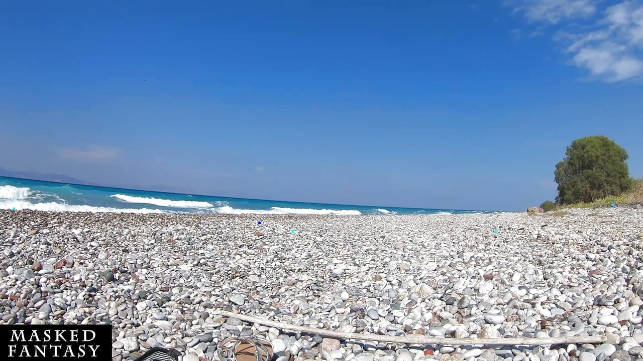 Masturbando meu namorado em uma praia - punheta rápida ao ar livre arriscada com enorme gozada