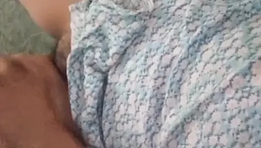 Brunette panas masturbasi dengan dildo raksasa di atas beruang teddy