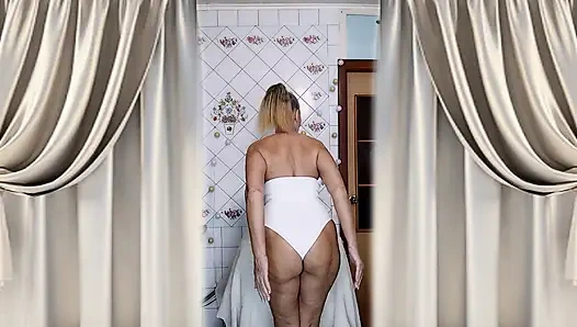 Housewife Lukerya warms up in the kitchen and flirts playfully on webcam.