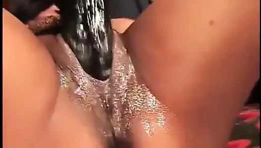 Dua kontol hitam raksasa mengisi memek si rambut cokelat eksotis ini