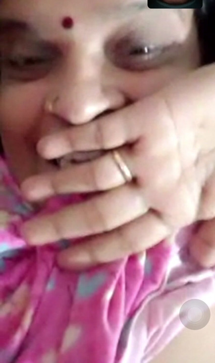 Tamil tia mostra peitos em vídeo chamada