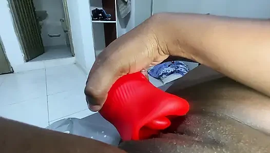 Aku muasin memekku pakai vibrator baruku supaya muncrat banyak banget