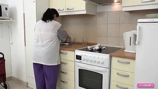 Бабушка Claudia сосет и трахается с молодым парнем