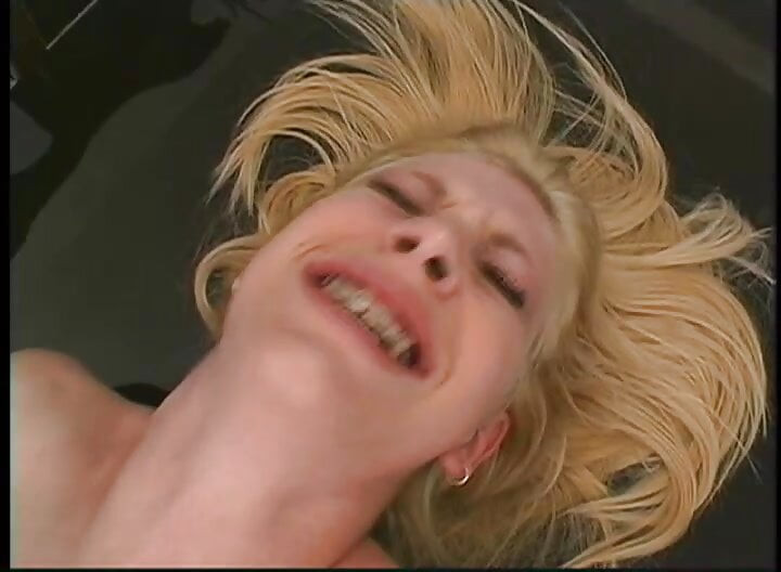 Awek blonde patut digerudi tegar