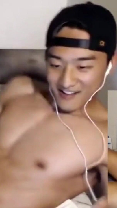 Ključni trenutak iz "Real Gay Twink Live Cam Moans, Dirty Talk & Cum Eating Finale"