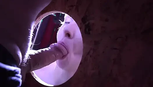 Gangbang-sex mit deutscher milf-schlampe mit tätowierungen und kleinen titten bekommt ihren mund am gloryhole gestopft