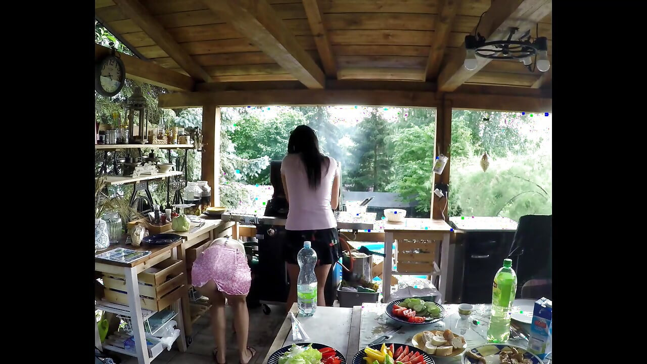 El vecino tiene una fiesta de barbacoas y las chicas son desvergonzadas y no tienen bragas