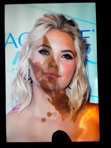 Sborra omaggio ad Ashley Benson