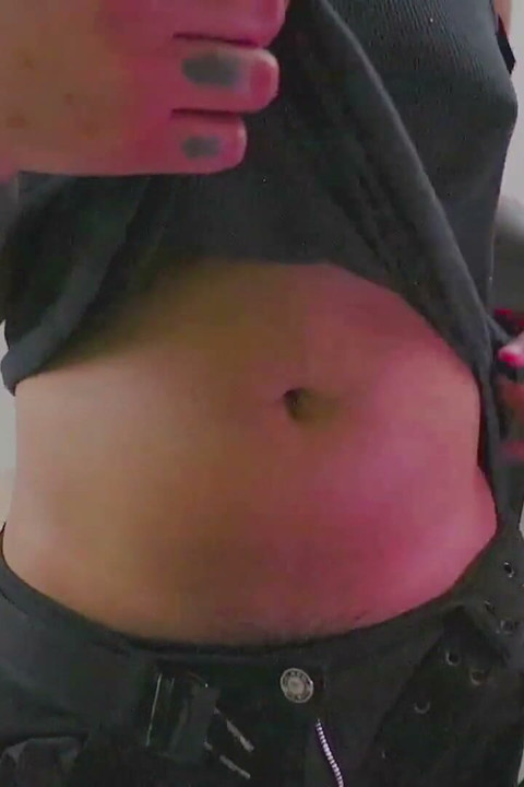 Une belle-mère gothique et musclée, femme trans, éjacule en streaming