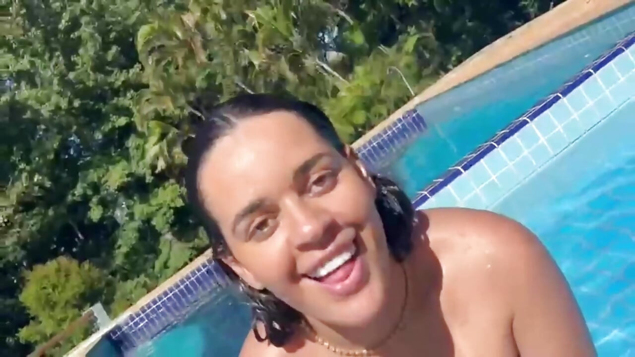 Realizei Meu Sonho Nadei Pelada Na Piscina Do Meu Vizinho Depois Dei a Buceta Gostoso Pra Ele