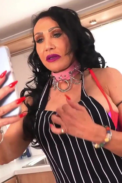 Nicole'ün boruları tekrar düzeltildi