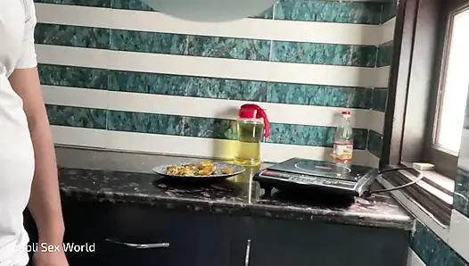 Sex mit heißer tante in der küche, dicke möpse zeigen voll Hindi Audio